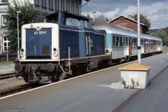 211 037-7 am Bahnhof Bayerisch Eisenstein (09.09.1995)) - gescanntes Dia