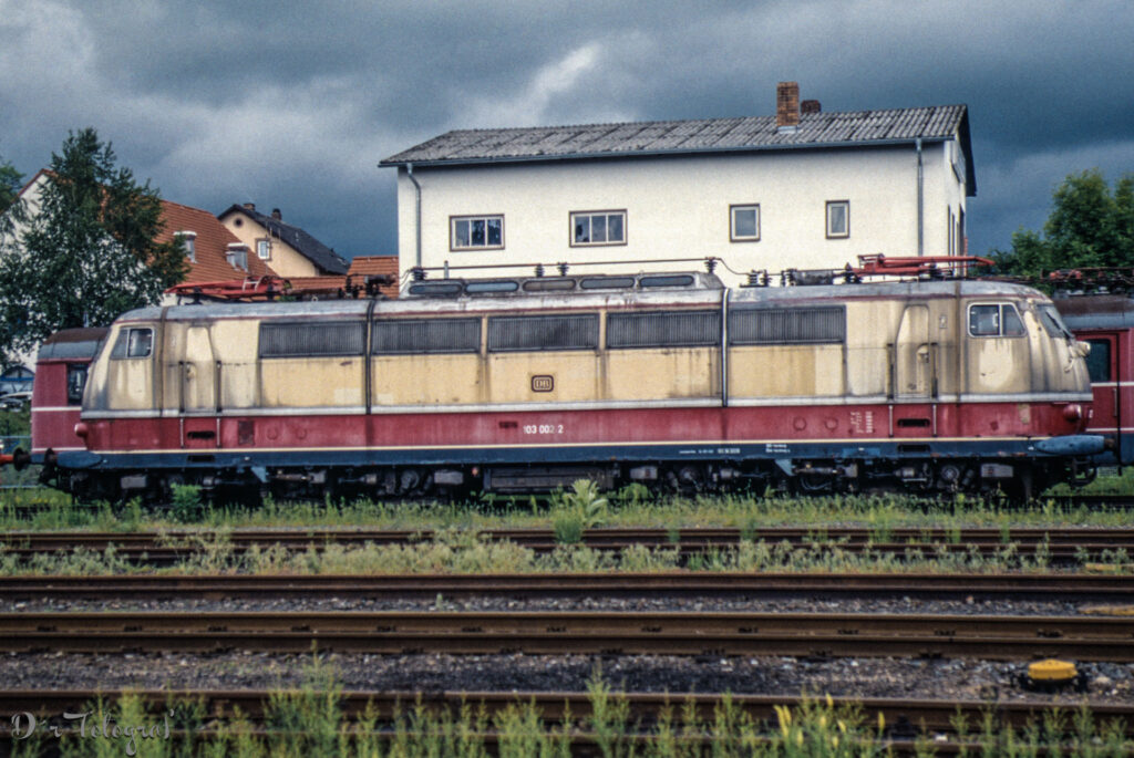 103 002 von der Seite abgestellt im DDM Neuenmarkt am 4.6.1995