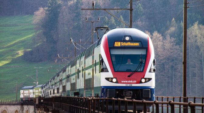 SBB Regionalexpress Triebzug der Baureihe 511 von vorne beim Überfahren des Rheinviadukts bei Eglisau (CH).